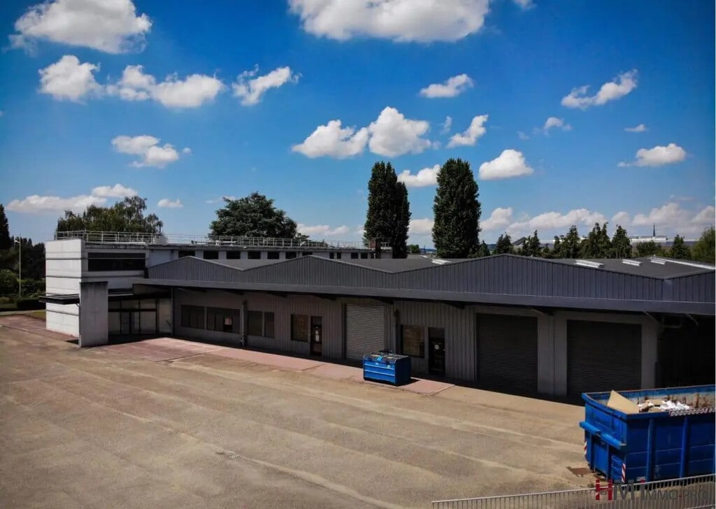 Location Entrepôt 4 200 m² - Photo 1