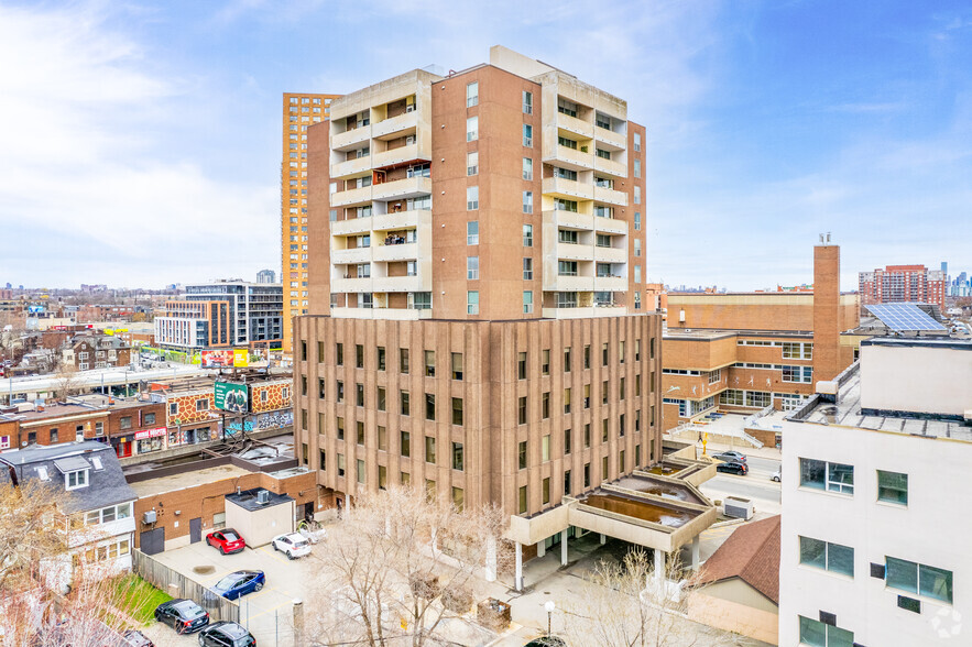 2329-2333 Dundas St W, Toronto, ON for rent - Building Photo - Image 3 of 4