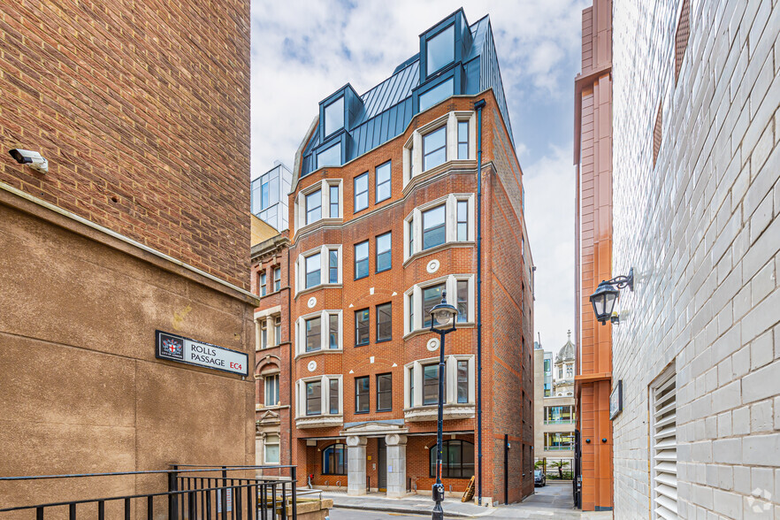 4 Breams, London for rent - Primary Photo - Image 1 of 30