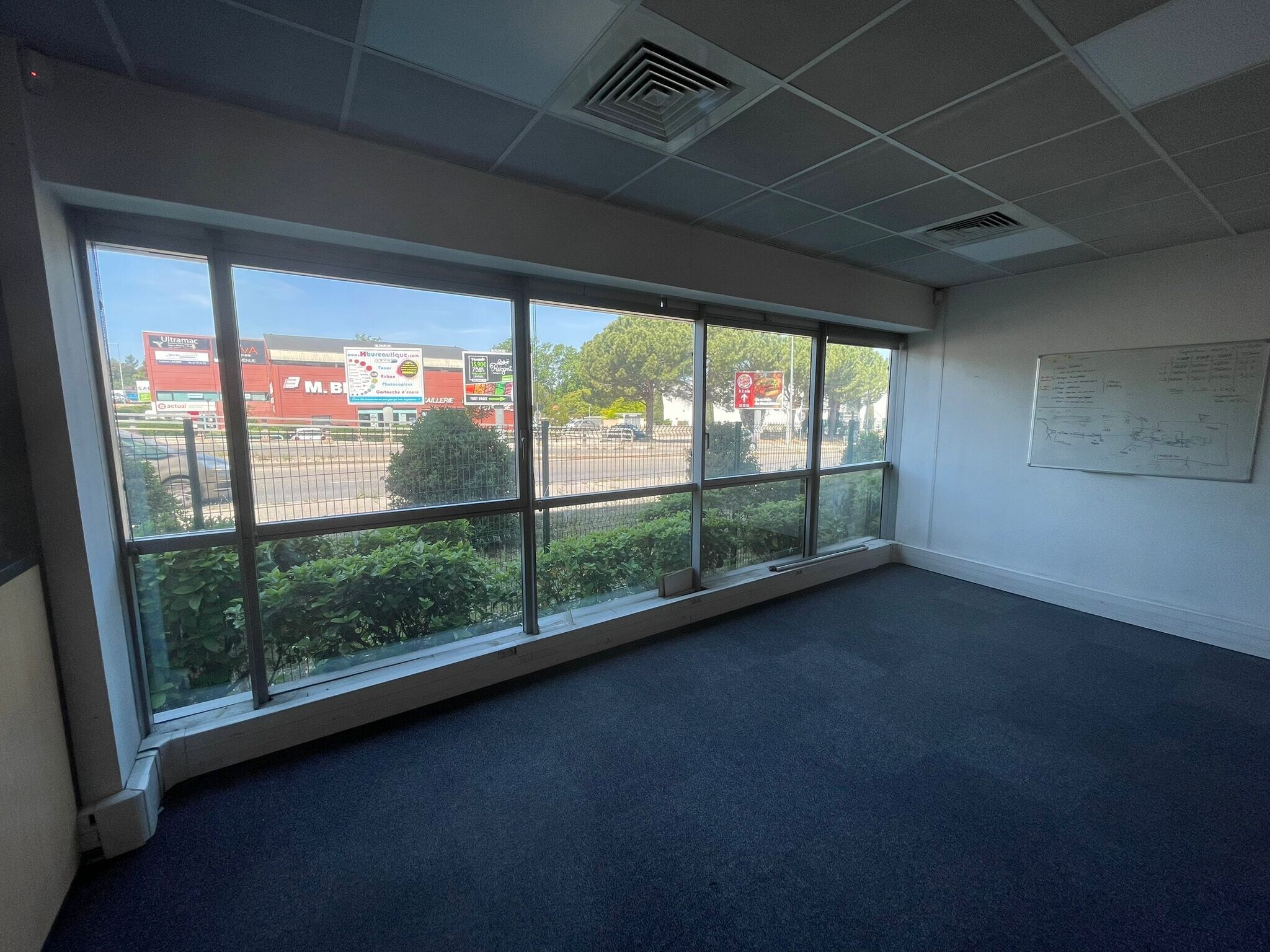 Avenue Du Marin Blanc, Aubagne to rent Interior Photo- Image 1 of 4