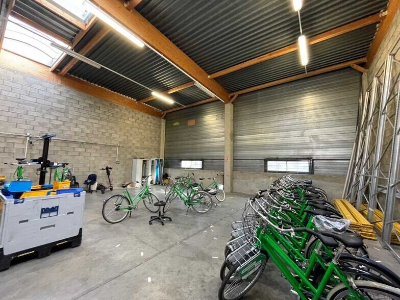 Light Industrial in Villeurbanne to rent - Interior Photo - Image 2 of 5