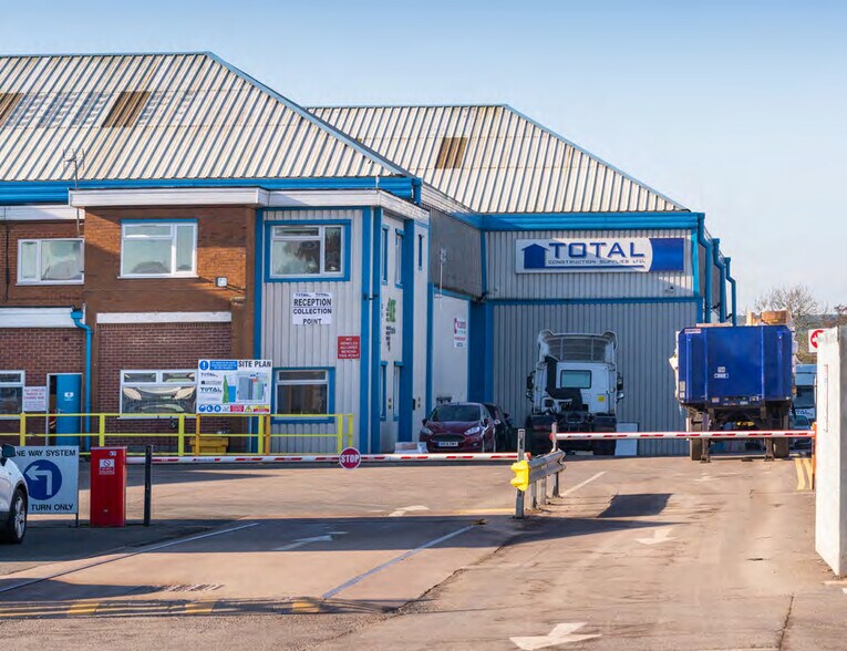 Stafford Rd, Wolverhampton to rent - Building Photo - Image 3 of 5
