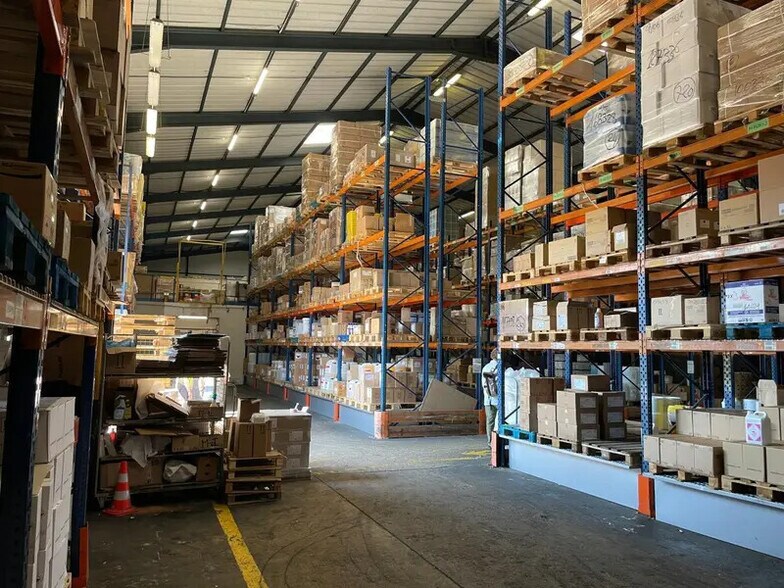 Light Industrial in Villeneuve-la-Garenne to rent - Interior Photo - Image 3 of 7