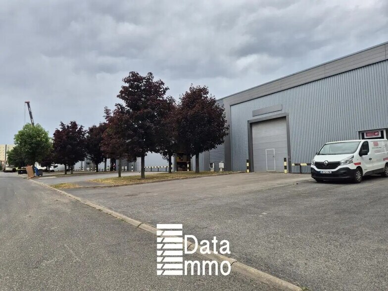 2 Avenue Des Bleuets, Bonneuil-sur-Marne to rent - Building Photo - Image 3 of 6