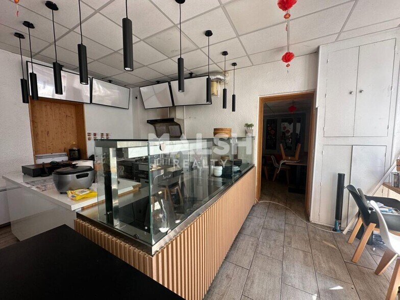 Retail in Écully to rent - Interior Photo - Image 3 of 8