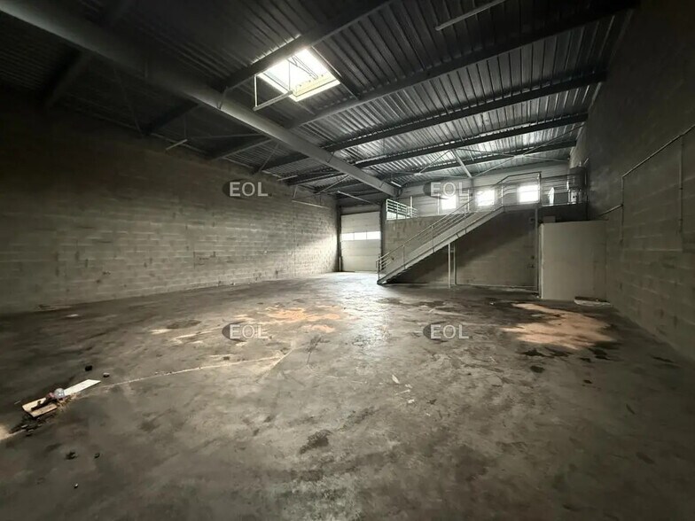 Light Industrial in Croissy-Beaubourg to rent - Interior Photo - Image 2 of 5