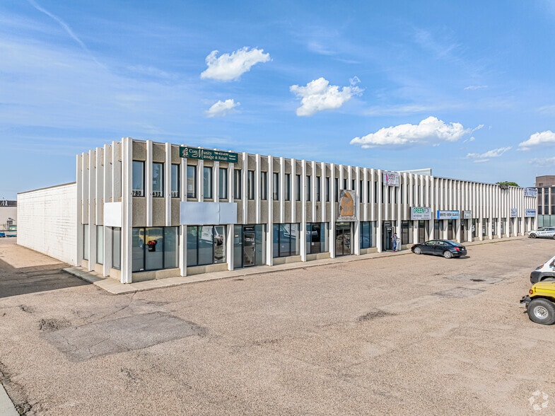 8708-8722 51 Av NW, Edmonton, AB for sale - Primary Photo - Image 1 of 11