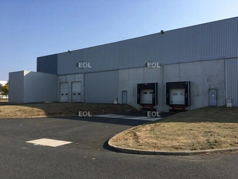 Industrial in Combs-la-Ville to rent - Building Photo - Image 2 of 4