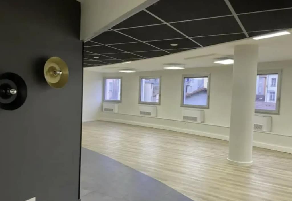 Office in Villeurbanne to rent Interior Photo- Image 1 of 11