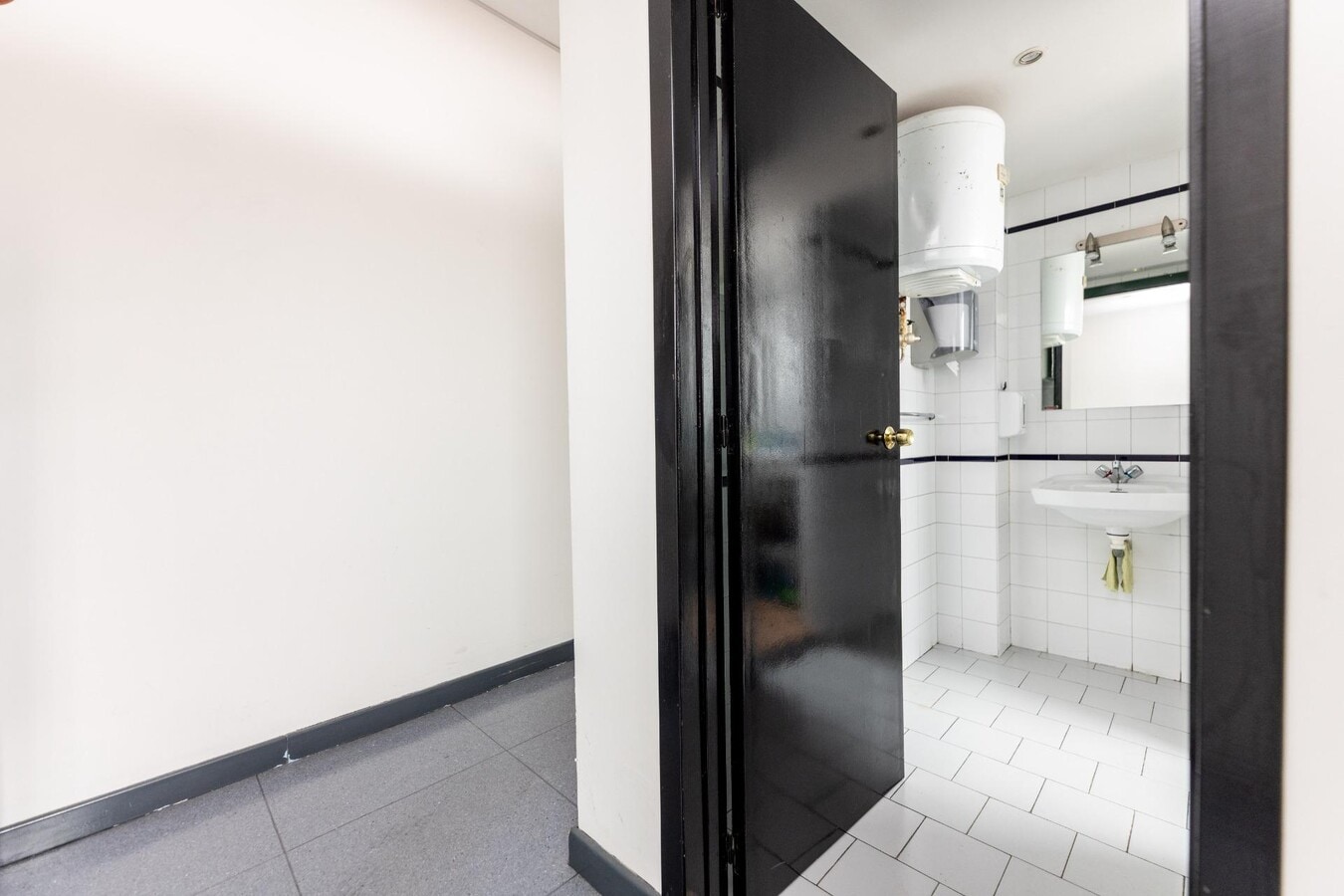 Madrid, MAD 28045 - Unit Pt: 08 -  - Interior Photo - Image 1 of 11