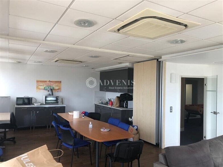 1 Place Charles De Gaulle, Montigny-le-Bretonneux to rent - Interior Photo - Image 3 of 6