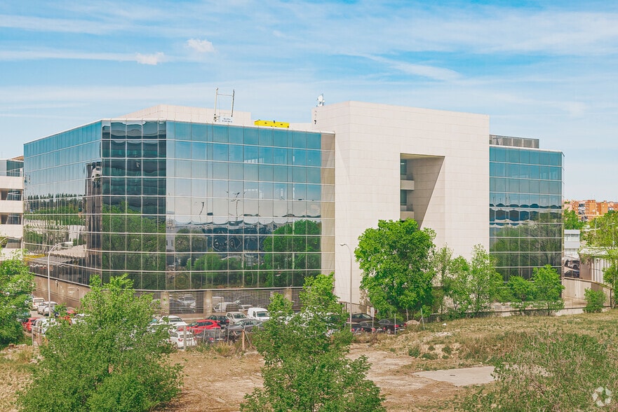 Calle Trespaderne, 10, Madrid, Madrid to rent - Primary Photo - Image 1 of 9