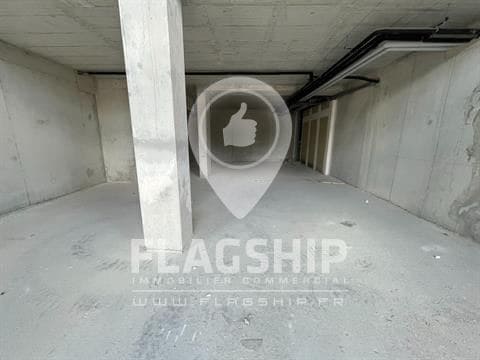 Retail in Ivry-sur-Seine to rent - Interior Photo - Image 2 of 4