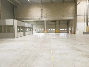 Light Industrial in Wissous to rent Interior Photo- Image 2 of 3