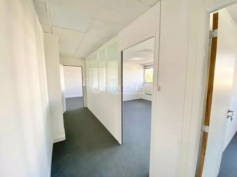 6 Avenue Charles De Gaulle, Le Chesnay-Rocquencourt to rent - Interior Photo - Image 3 of 4