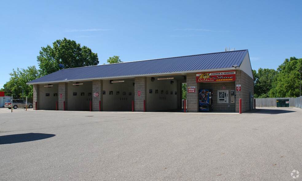 1811 N Grand River Ave, Lansing, MI for sale - Primary Photo - Image 1 of 1