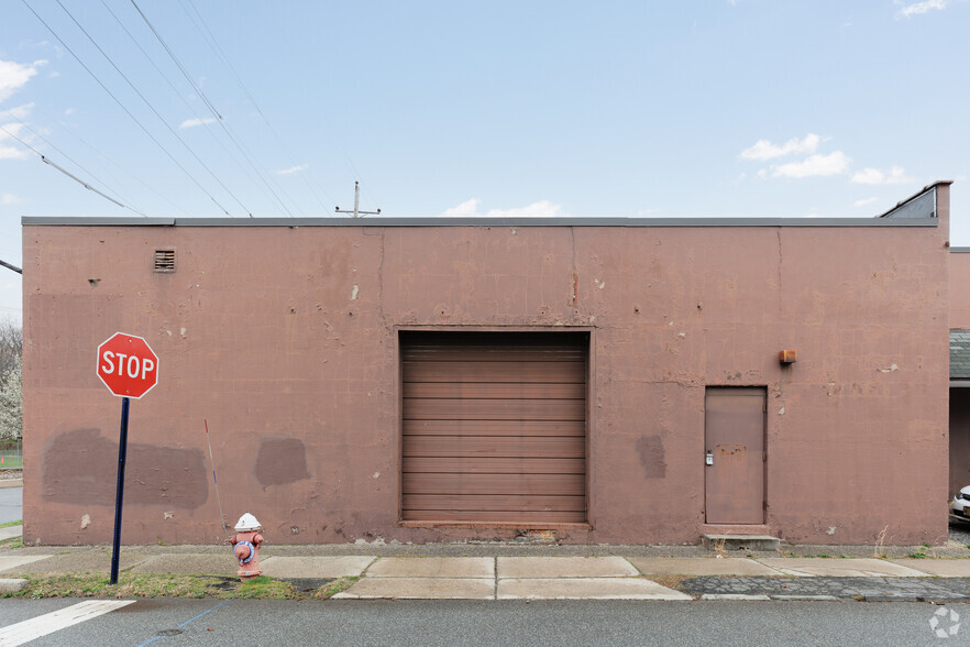 200-204 Railroad Ave, Hackensack, NJ for rent - Building Photo - Image 3 of 5