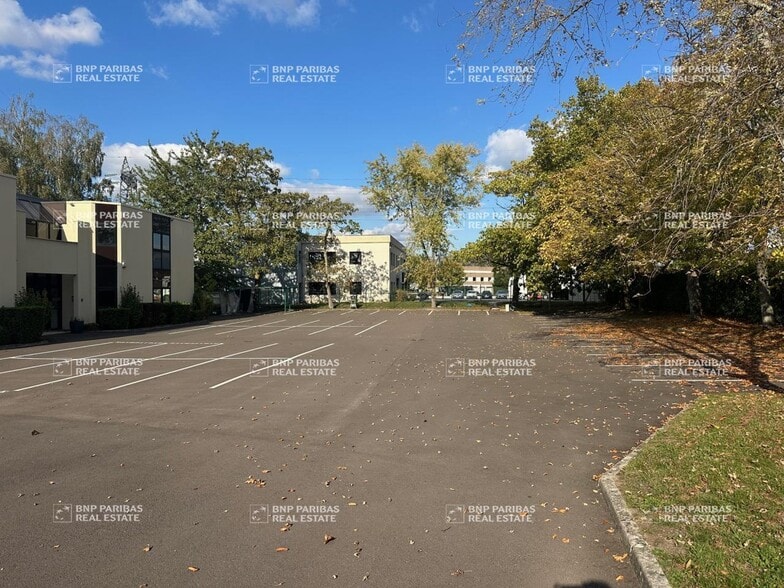 Industrial in Lisses to rent - Building Photo - Image 2 of 11