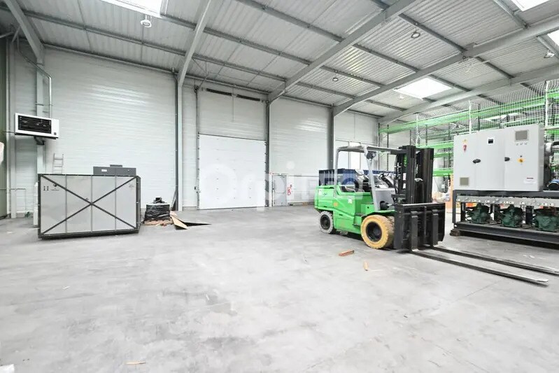 Light Industrial in Marennes to rent - Building Photo - Image 2 of 12