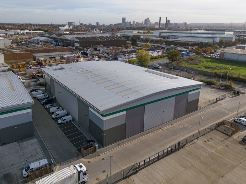 Beddington Ln, Croydon to rent - Building Photo - Image 3 of 17