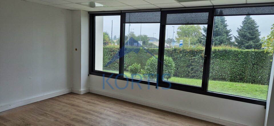 Rue Maryse Bastié, Bron to rent - Interior Photo - Image 3 of 9