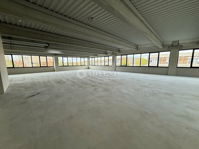 Retail in Collégien to rent - Building Photo - Image 2 of 12