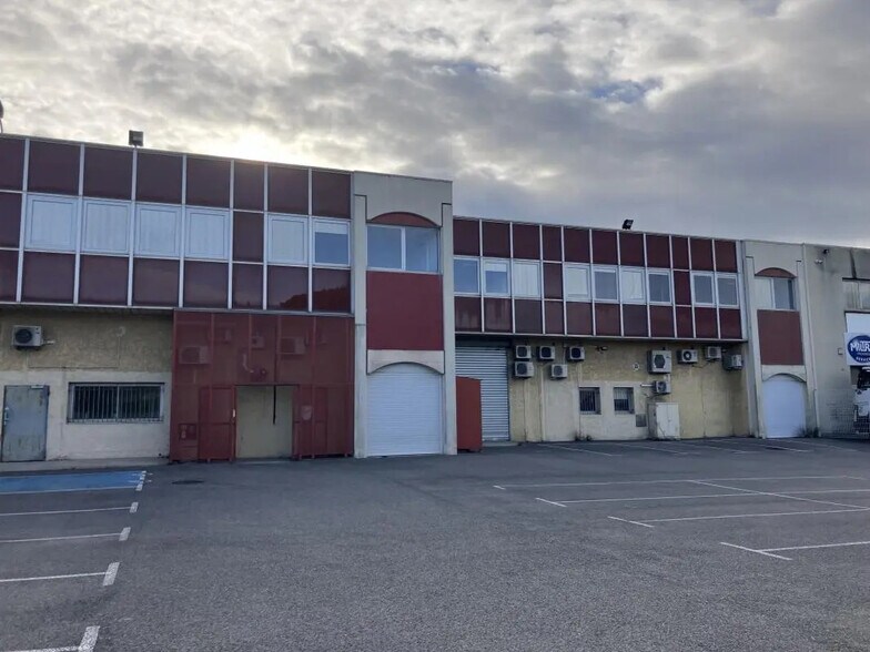 Light Industrial in Aix-en-Provence to rent - Building Photo - Image 2 of 6