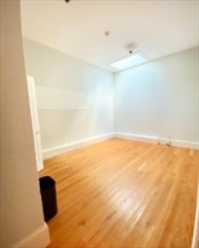 231 Holland St, Somerville, MA for rent - Interior Photo - Image 2 of 8