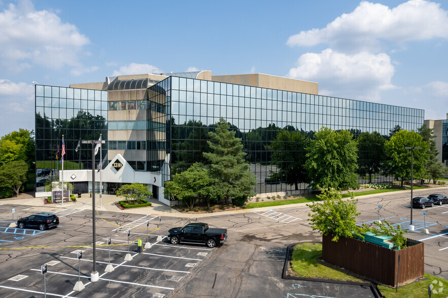 3310 W Big Beaver Rd, Troy, MI for rent - Building Photo - Image 3 of 24