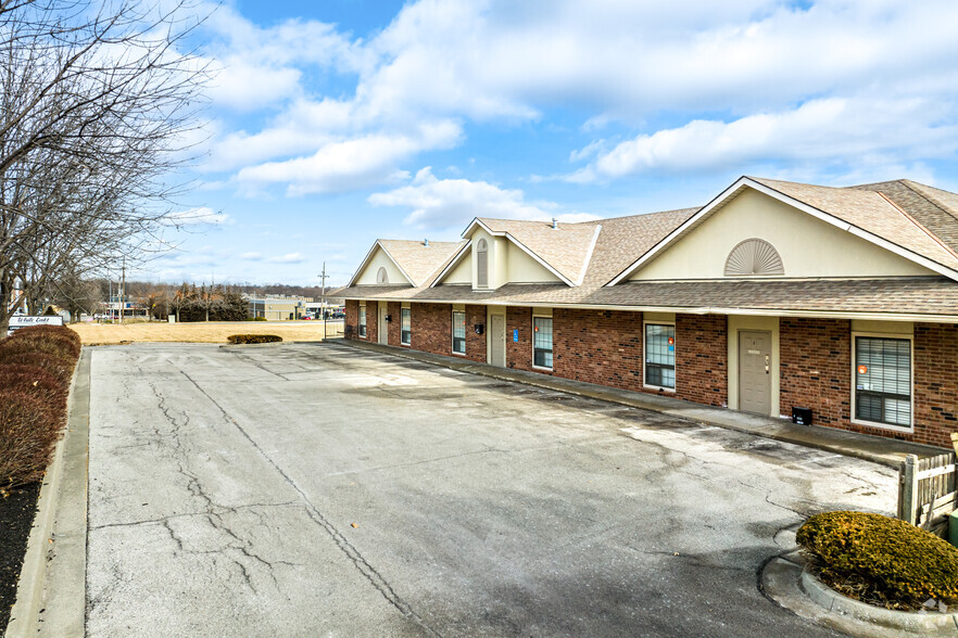 1040 SW Luttrell Rd, Blue Springs, MO for rent - Building Photo - Image 2 of 16