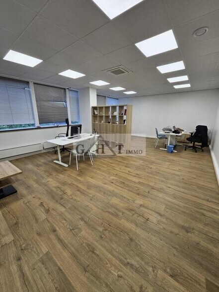 Office in Maisons-Alfort to rent - Building Photo - Image 2 of 2