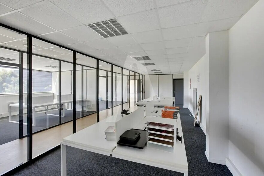 Light Industrial in Lieusaint to rent - Interior Photo - Image 3 of 5