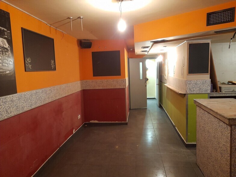 Retail in Cáceres, Cáceres to rent - Building Photo - Image 3 of 13