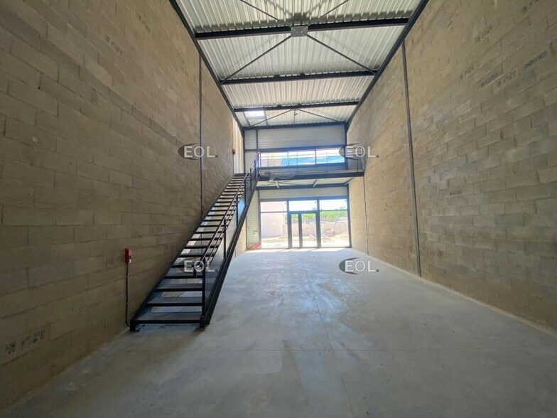 Light Industrial in Roquevaire to rent - Interior Photo - Image 3 of 5