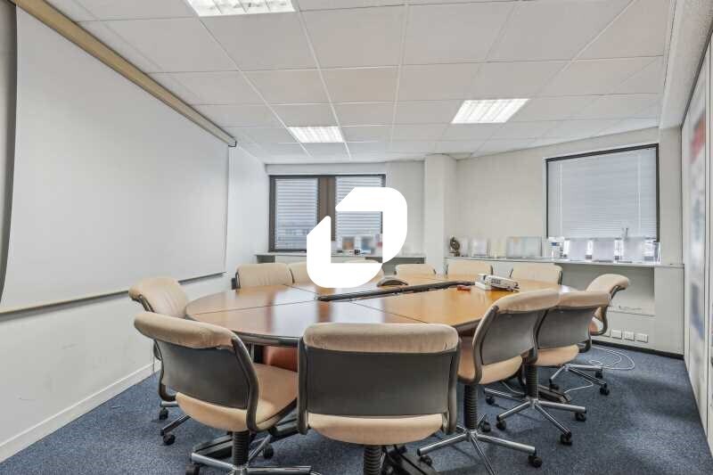 Office in Suresnes for sale - Building Photo - Image 2 of 12