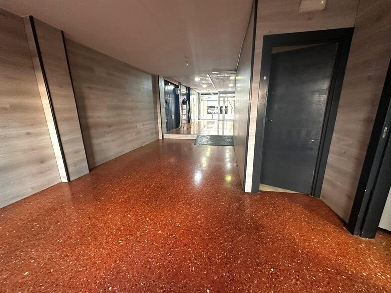 Retail in Santa Coloma de Gramenet, Barcelona to rent - Interior Photo - Image 2 of 4