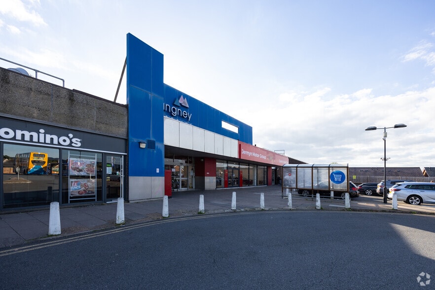 Kingfisher Dr, Eastbourne to rent - Building Photo - Image 3 of 5