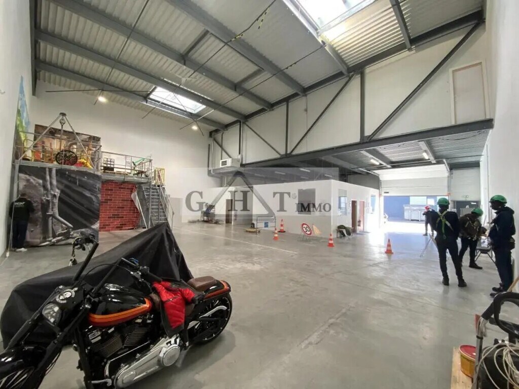 Location Entrepôt 530 m² - Photo 1