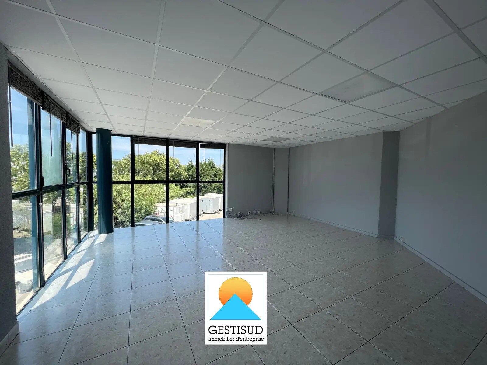 Office in Aubagne to rent Interior Photo- Image 1 of 5