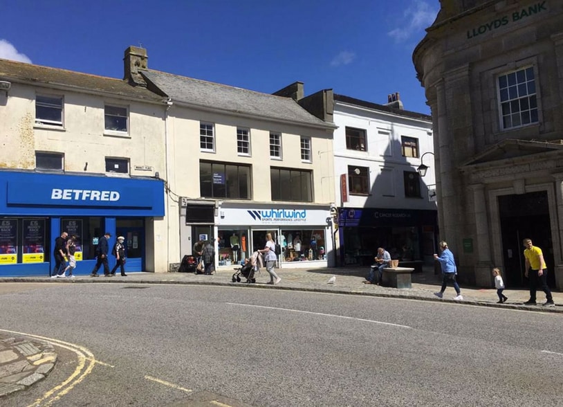 32 Market Pl, Penzance to rent - Primary Photo - Image 1 of 2