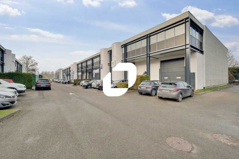 Light Industrial in Élancourt to rent Building Photo- Image 1 of 16