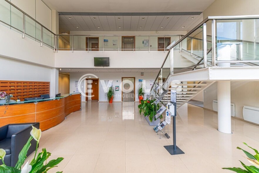Office in Serris to rent - Lobby - Image 2 of 4