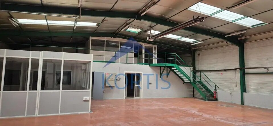 Light Industrial in Arnas to rent - Interior Photo - Image 2 of 4
