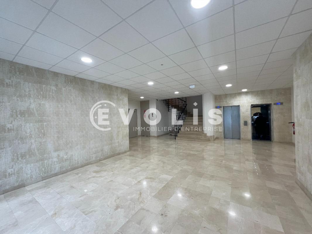 Office in Rosny-sous-Bois to rent Lobby- Image 1 of 11