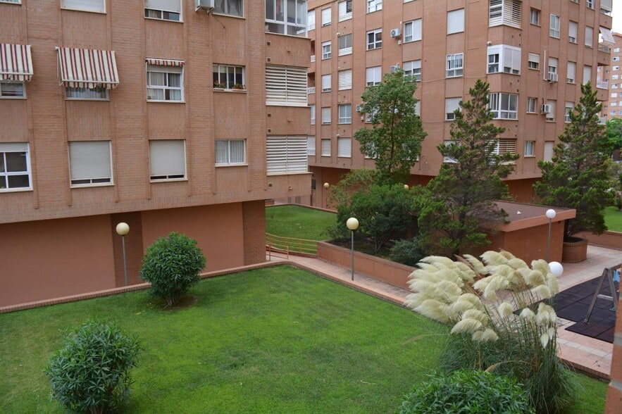 Office in València, Valencia to rent - Building Photo - Image 2 of 22