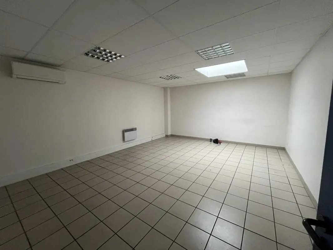 14 Avenue Maréchal Juin, Saint-Laurent-de-Mure to rent Interior Photo- Image 1 of 9