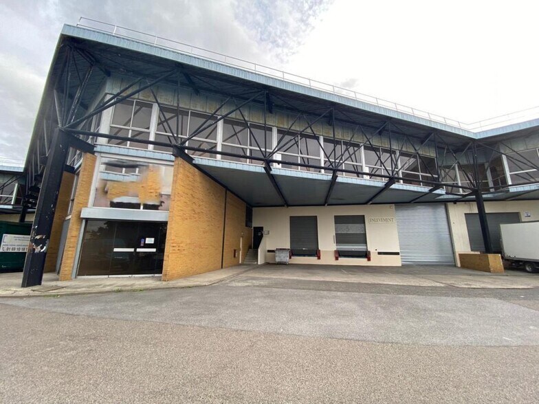 Industrial in Morangis to rent - Building Photo - Image 3 of 12