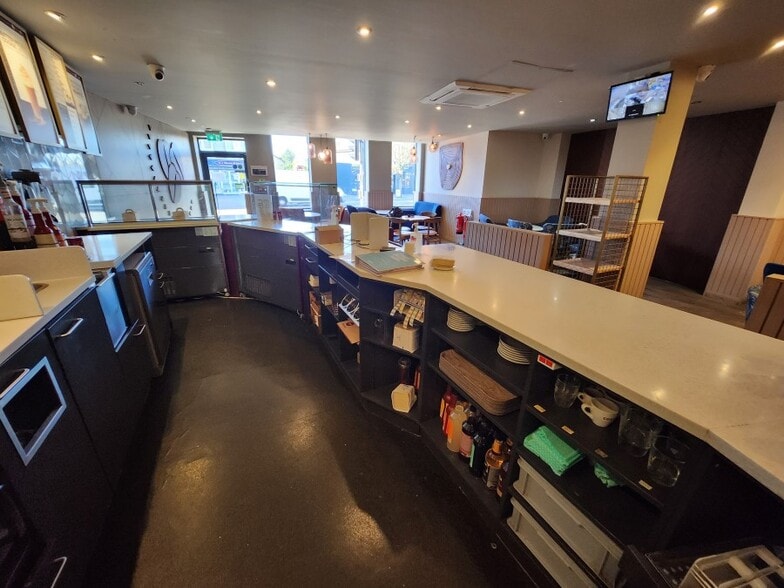 62 Turners Hl, Cheshunt to rent - Interior Photo - Image 3 of 17