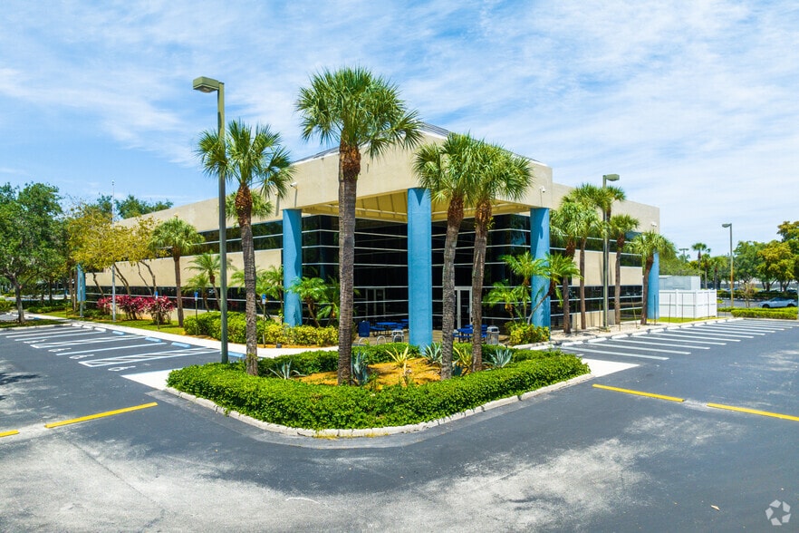 14901 NW 79th Ct, Miami Lakes, FL for sale - Primary Photo - Image 1 of 1