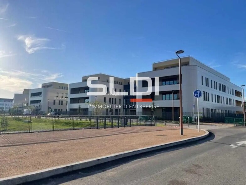 Office in Genas to rent - Building Photo - Image 2 of 5